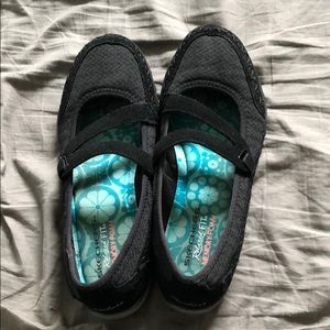 Sketchers relaxed fit memory foam shoes